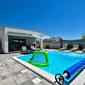House Sara With Heated Pool Ferienhaus Privlaka (Zadar)