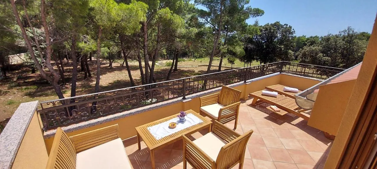 Kandarola Resort Kampor